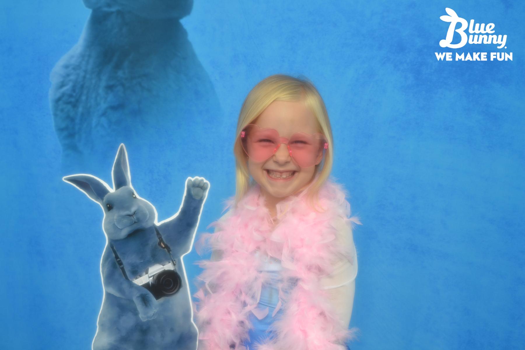 Girl with sunglasses and a boa with Blu waving